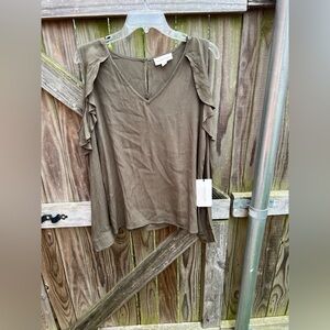 👗Coverstitched green cold shoulder top